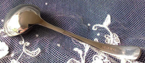 VINTAGE SILVER PLATED SUGAR SPOON IN GOOD USED CONDITION