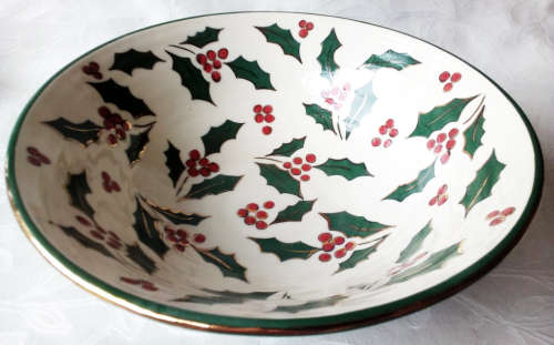 VINTAGE HAND PAINTED BOWL WITH CHRISTMAS HOLLY AND RED BERRIES TOUCHED WITH GOLD DETAIL