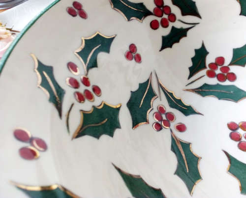 VINTAGE HAND PAINTED BOWL WITH CHRISTMAS HOLLY AND RED BERRIES TOUCHED WITH GOLD DETAIL