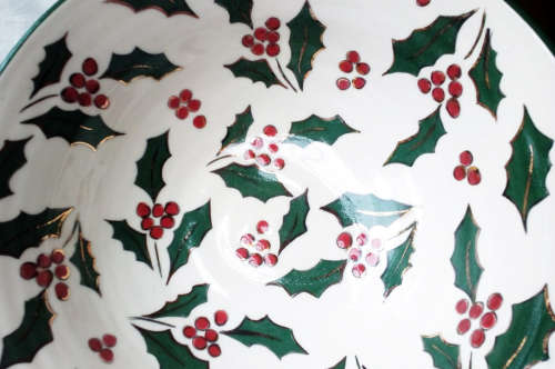 VINTAGE HAND PAINTED BOWL WITH CHRISTMAS HOLLY AND RED BERRIES TOUCHED WITH GOLD DETAIL
