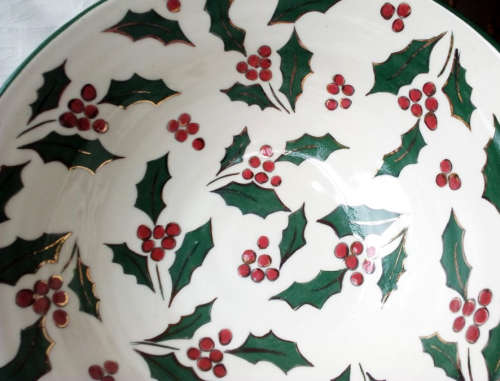 VINTAGE HAND PAINTED BOWL WITH CHRISTMAS HOLLY AND RED BERRIES TOUCHED WITH GOLD DETAIL