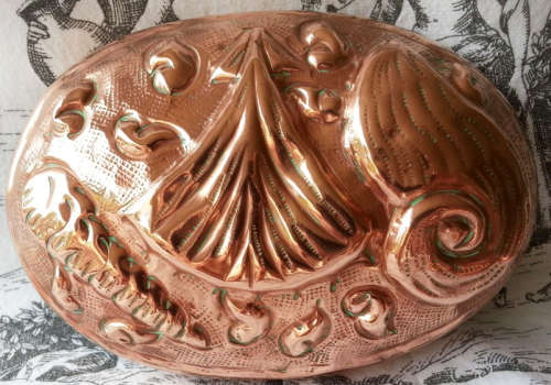 VINTAGE SOLID COPPER PUDDING MOULD WITH PRESSED SEASHELL  DESIGN