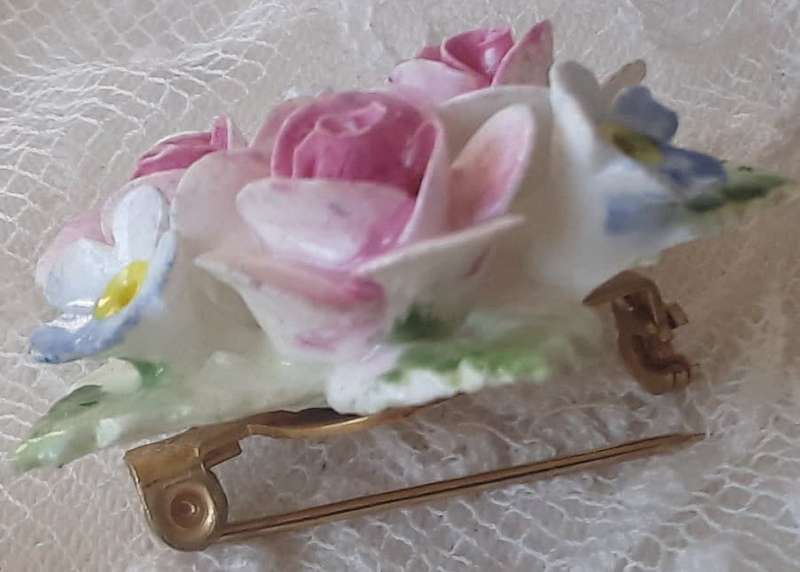 VINTAGE AND DELICATE,  HAND CRAFTED, FINE ENGLISH BONE CHINA, ROSEY POSY BROOCH