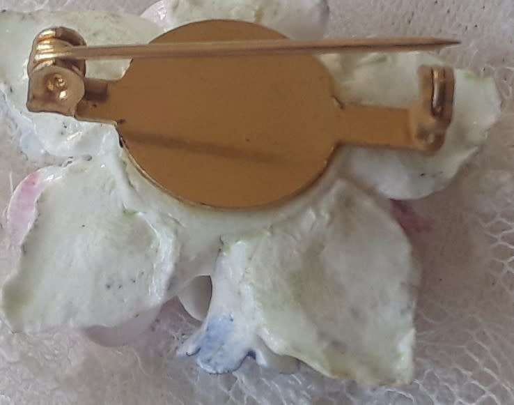 VINTAGE AND DELICATE,  HAND CRAFTED, FINE ENGLISH BONE CHINA, ROSEY POSY BROOCH