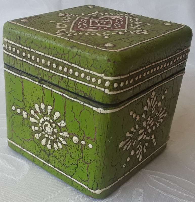 VINTAGE, HANDCRAFTED, PAINTED WOODEN TRINKET BOX IN GOOD CONDITION.