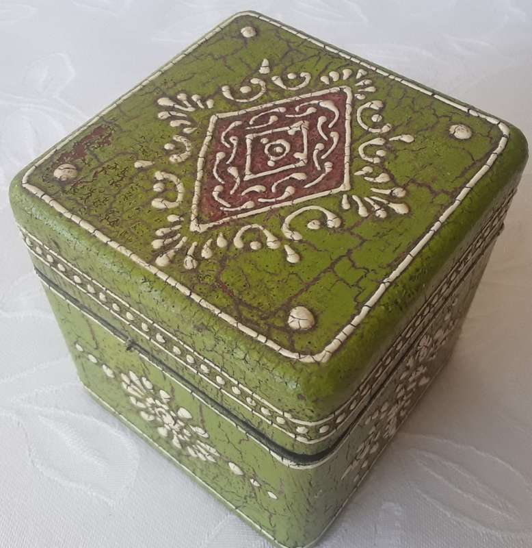 VINTAGE, HANDCRAFTED, PAINTED WOODEN TRINKET BOX IN GOOD CONDITION.