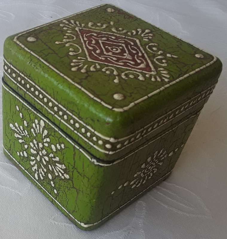 VINTAGE, HANDCRAFTED, PAINTED WOODEN TRINKET BOX IN GOOD CONDITION.