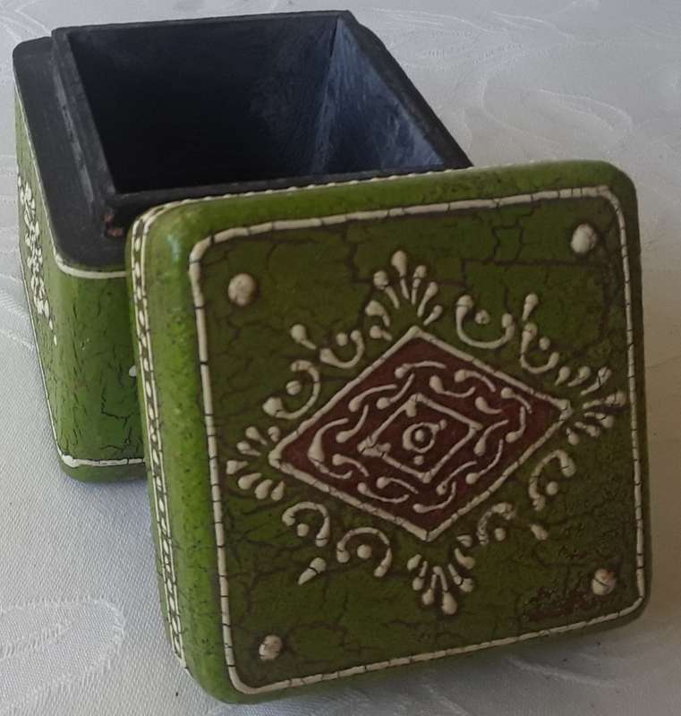 VINTAGE, HANDCRAFTED, PAINTED WOODEN TRINKET BOX IN GOOD CONDITION.