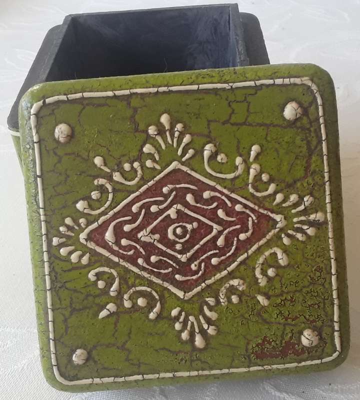 VINTAGE, HANDCRAFTED, PAINTED WOODEN TRINKET BOX IN GOOD CONDITION.