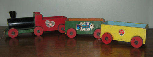 OLD WOODEN TRAIN ENGINE   L 27cm      2tTRUCKS   L17cm each