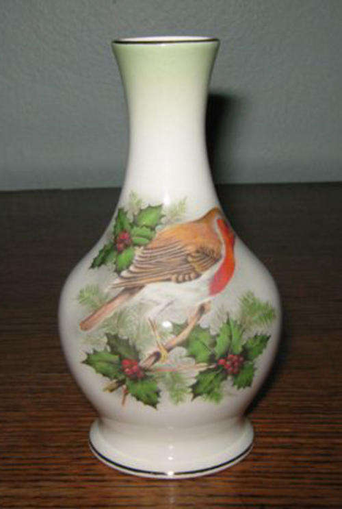 VASE WITH ROBIN AND HOLLY LEAVES, PERFECT FOR CHRISTMAS !!