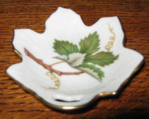SWEDISH PORCELAIN LEAF SHAPED DISH, CIR.9 CM, PERFECT COND