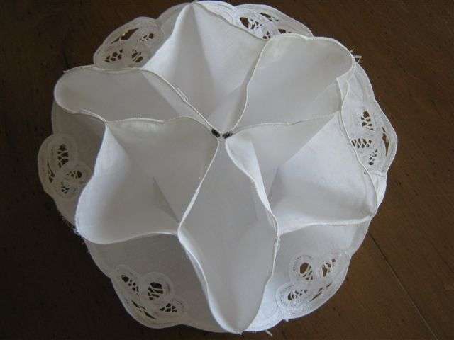 WHITE COTTON AND BATTEN LACE WORK BREAD OR MUFFIN HOLDER