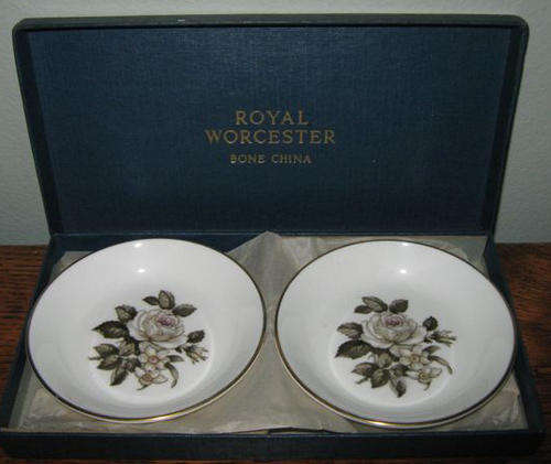R1.00 START !!! BOXED PAIR OF WORCESTER PIN DISHES APPROX.11CM DIA. AND 1.5CM H