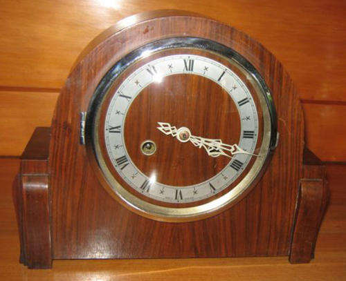 LOW START !!! AN EARLY 20thC. WALNUT CASED MANTEL CLOCK,, 8 DAY MOVEMENT