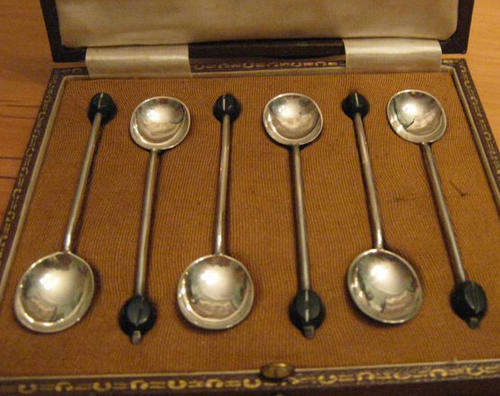 SET OF SIX SILVER COFFEE BEAN SPOONS. IN ORIGINAL PRESENTATION BOX.