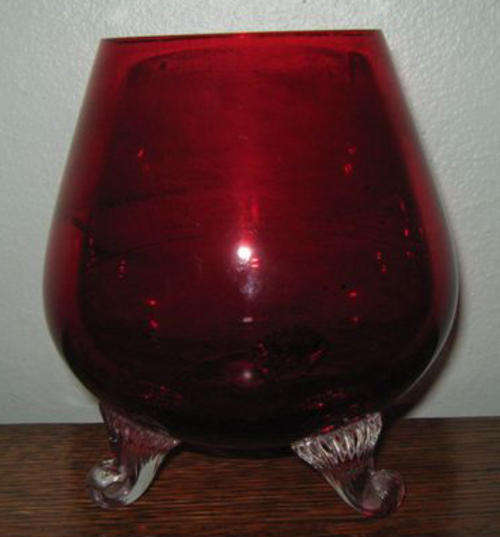 MAD PRICE !!! ONE RED, ROUND VASE ON THREE CLEAR GLASS LEGS , H.13.5CM