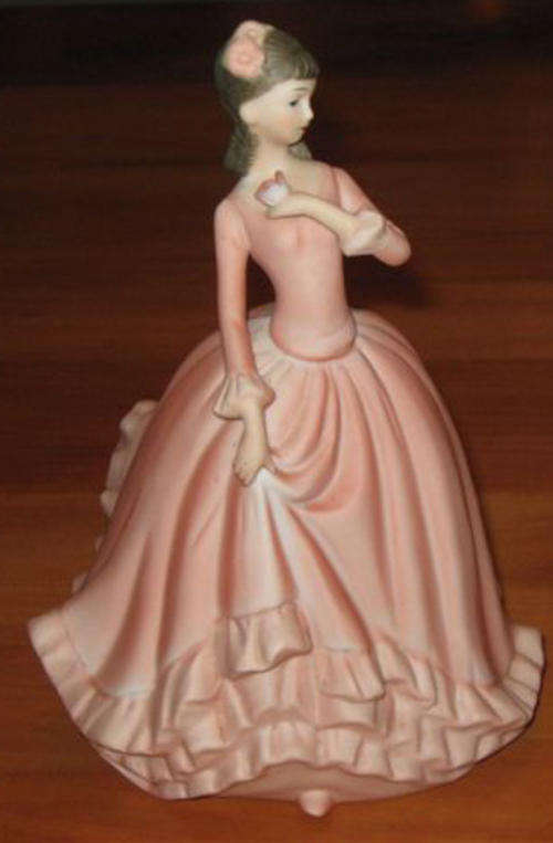 YOUNG LADY IN PEACH COLOURED DRESS, NO DAMAGE,18 CM. HIGH.