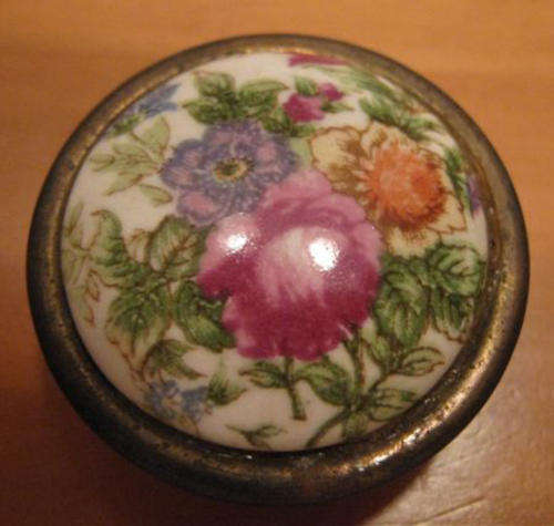 PRETTY VINTAGE PILL BOX.