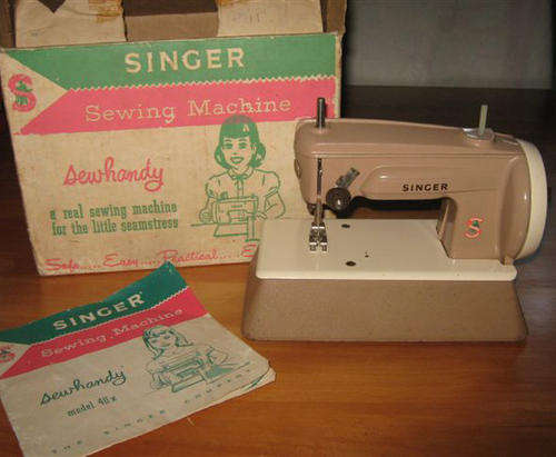 VINTAGE,CHILDS, SINGER SEWING MACHINE, ,40 K MODEL,  MADE IN ENGLAND 1960s
