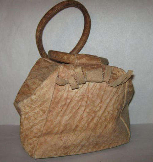UNUSUAL SHAPE, LADIES LEATHER HAND BAG, CONDITIO GOOD, ZIP WORKING, BUT  NEEDS A TAG ON THE END.