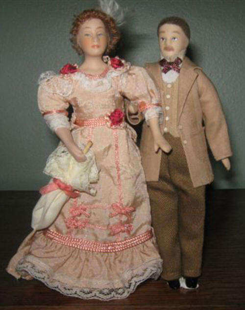 YOUNG LOVERS OUT FOR A STROLL IN THE PARK !!!