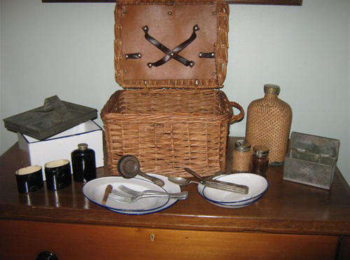 PICNIC FOR TWO, VINTAGE PICNIC BASKET, ENAMEL CONTAINERS, PLATES BOTTLES  ALL YOU NEED IS THE FOOD.