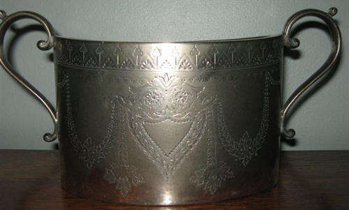 R1.00 FAST AND FURIOUS BIDDING FOR 1 WEEK ONLY !! ON OFFER THIS SHABBY CHIC SUGAR BASIN