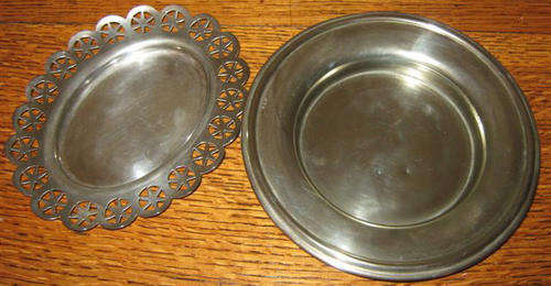 R1.00 START 2 OLD AND SLIGHTLY BATTERED SILVER PLATED DISHES.