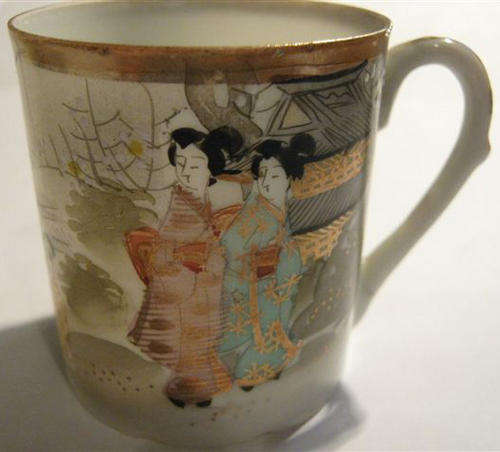 R1.00 TWO MATCHING SMALL FINE HANDPAINTED FINE CHINESE PORCELAIN TEA CUPS.