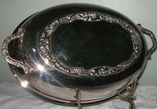 R1.00 VINTAGE, SILVER PLATED VEGETABLE DISH WITH LID AND 2 DIVISION GLASS PLATE.