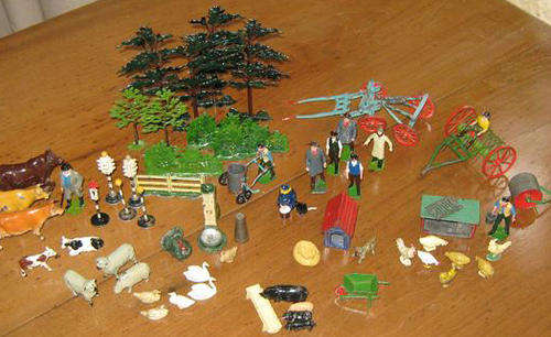 A COMPREHENSIVE SET OF VINTAGE, BRITIANS LEAD FARMYARD TOYS