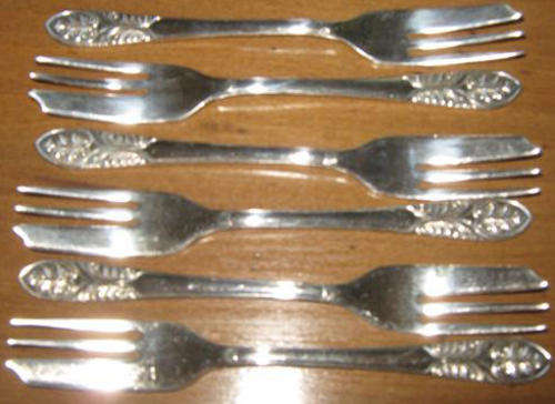 R1.00 ATTRACTIVE SET OF SIX SILVER PLATED CAKE FORKS, IN VERY GOOD CONDITION.