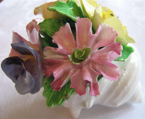 STAFFORDSHIRE ENGLAND, SYLVAC FINE BONE CHINA FLOWERS ARRAINGED.IN A SHELL.
