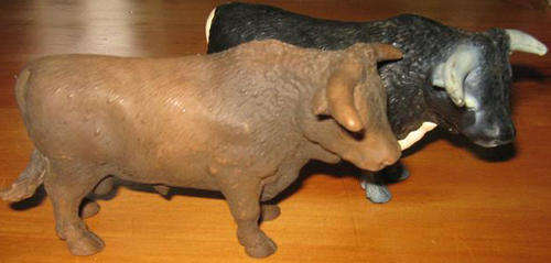 2 X VINTAGE, WORLD FAMOUS SCHLEICH GERMAN MADE FARM YARD TOY BULLS.