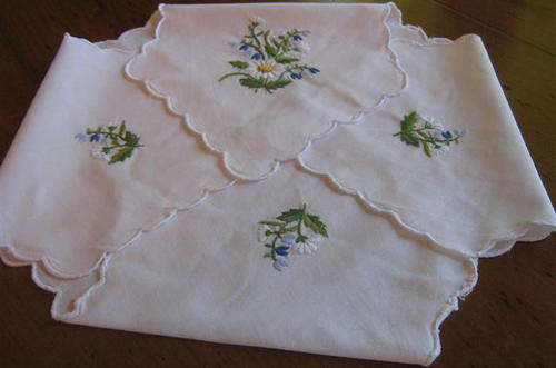 VINTAGE, HAND EMBROIDERED BUN COVER, PERFECT FOR ENTERTAINING WITH YOUR FRIENDS !!!