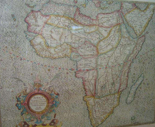 VINTAGE PRINT BEHIND GLASS, OF AN ANTIQUE MAP OF AFRICA, SIZE 36 X 33CM.