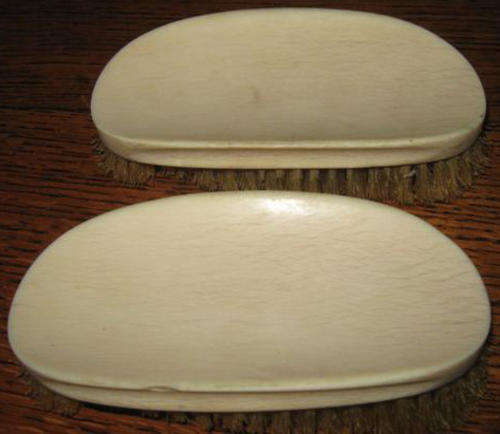 ANTIQUE PAIR OF MENS IVORY HAIR BRUSHES, BRISTLE WORN, 2 CHIPS.