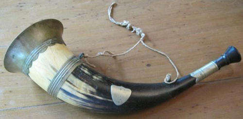 INTERESTING AND COLLECTABLE !!! ANTIQUE SCOTTISH HUNTING HORN WITH SILVER PLATED TRIMMINGS.