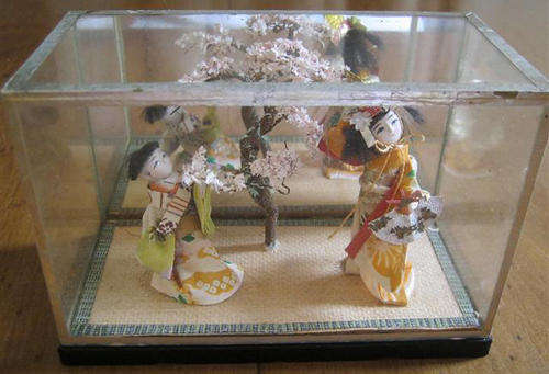 R1.00   UNUSUAL, ORIENTAL GEISHA DOLLS IN MIRROR BACK GLASS BOX, GOOD VINTAGE CONDITION..