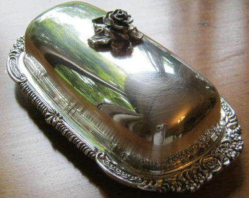 VINTAGE, SILVER PLATED BUTTER DISH IN PERFECT VINTAGE CONDITION.