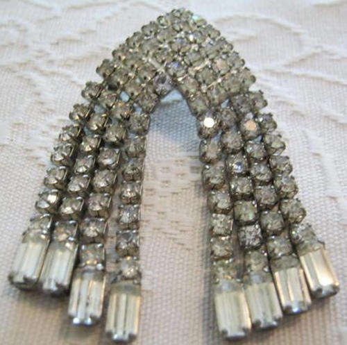 REDUCED !! VINTAGE AND GLITZY !!! ART DECO DIAMANTE BROOCH, ALL STONES PRESENT.