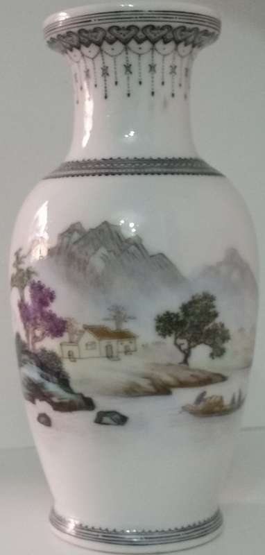 A Chinese porcelain vase, early 20th Century Republic period