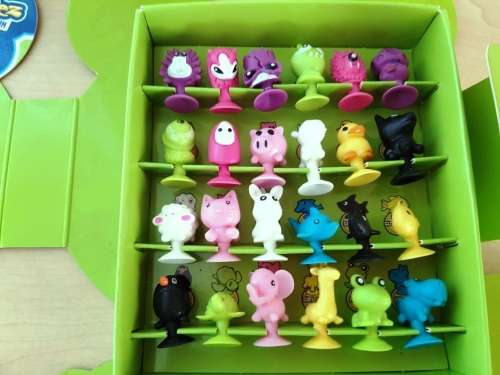 STIKEEZ COLLECTORS ALBUM WITH 24 COLLECTIBLE STIKEEZ