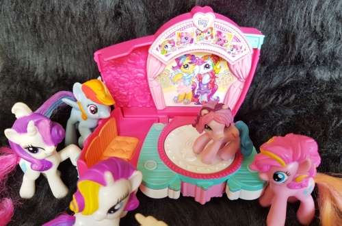FOLD UP MY LITTLE PONY STAGE AND 6X MY LITTLE PONY'S FOR YOUR COLLECTION