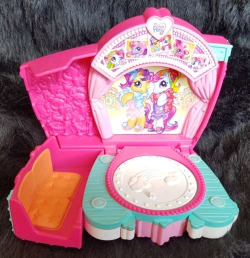 FOLD UP MY LITTLE PONY STAGE AND 6X MY LITTLE PONY'S FOR YOUR COLLECTION