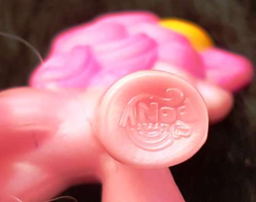 FOLD UP MY LITTLE PONY STAGE AND 6X MY LITTLE PONY'S FOR YOUR COLLECTION