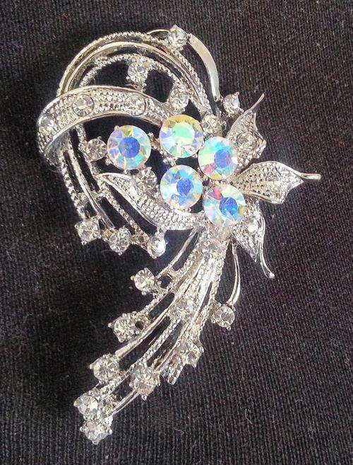 VINTAGE LOOK BROOCH REALLY STUNNING