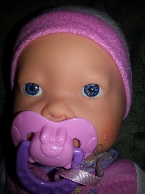 BABY BORN SHE CRIES AND CALLS MAMMA AND REALLY SUCKS HER DUMMY SEE PIC'S OF MOVEMENT OF HER FACE