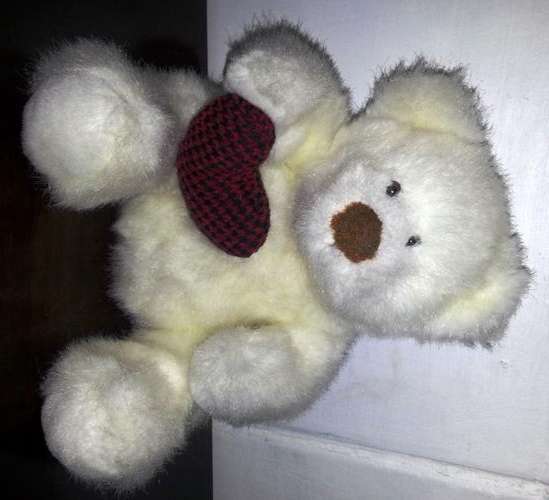 RUSS PLUSH ^ BEAR HUGS ^ WHITE BEAR HOLDING RED HEART